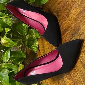 D suede pumps